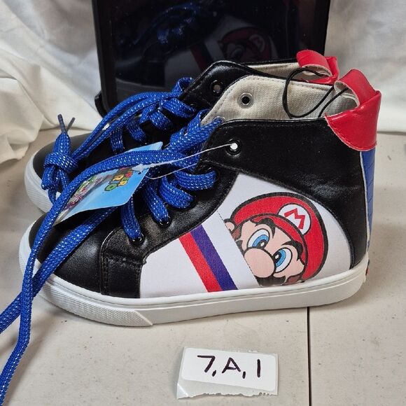 Nintendo KIDS size 1 Super Mario Edition Sneakers - New - Picture 1 of 1